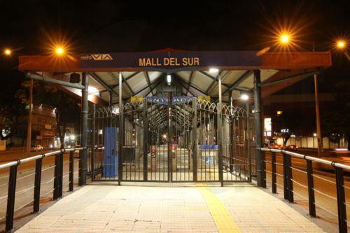 epa12824592 A closed subway station after the imposition of curfew in Guayaquil, Ecuador, 15 March 2026. The nighttime curfew decreed by Ecuadorian President Daniel Noboa in four provinces began with the deployment of more than 75,000 soldiers and police officers to intensify the 'war' declared by the president against criminal gangs.  EPA/Jonathan Miranda...