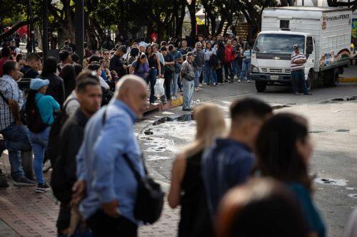 epa12826415 People wait at a bus stop during a transportation strike in Caracas, Venezuela, 16 March 2026. Venezuela’s acting president, Delcy Rodriguez, denounced an attempt to shut down transportation in capital after members of the sector called for a strike to demand an increase in the minimum fare.  EPA/Ronald Pena R