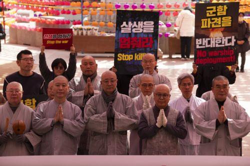 epa12826568 South Korean monks gesture before performing the Buddhist praying act of Dharna - walking three steps and making one bow - toward the US Embassy during a protest against US President Trump, in Seoul, South Korea, 17 March 2026. Protesters gathered to oppose Trump’s request for South Korea to send ships to the Strait of Hormuz.  EPA/JEON HEON-KYUN