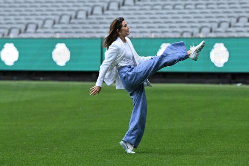 epa12826579 Denmark's Queen Mary kicks a rugby football at the MCG in Melbourne, Australia, 17 March 2026. The royal couple is visiting Australia from 14 March until 19 March 2026.  EPA/JAMES ROSS AUSTRALIA AND NEW ZEALAND OUT