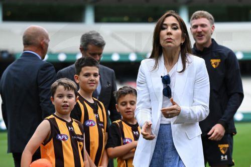 epa12826581 Denmark's Queen Mary (2-R) reacts after hand balling a rugby football during a visit to the MCG in Melbourne, Australia, 17 March 2026. The royal couple is visiting Australia from 14 March until 19 March 2026.  EPA/JAMES ROSS AUSTRALIA AND NEW ZEALAND OUT
