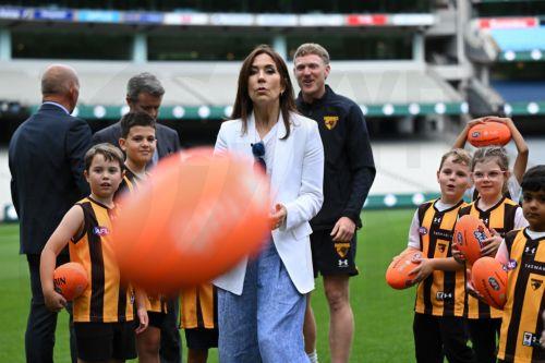 epa12826582 Denmark's Queen Mary (C) reacts after hand balling a rugby football during a visit to the MCG in Melbourne, Australia, 17 March 2026. The royal couple is visiting Australia from 14 March until 19 March 2026.  EPA/JAMES ROSS AUSTRALIA AND NEW ZEALAND OUT