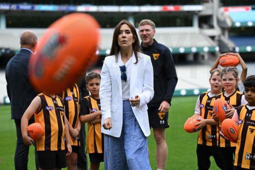 epa12826583 Denmark's Queen Mary (C) reacts after hand balling a rugby football during a visit to the MCG in Melbourne, Australia, 17 March 2026. The royal couple is visiting Australia from 14 March until 19 March 2026.  EPA/JAMES ROSS AUSTRALIA AND NEW ZEALAND OUT