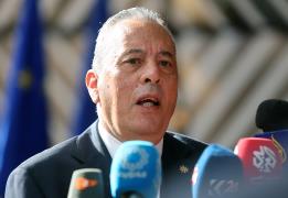 وزير الدفاع يدعو إلى تعزيز الاستقلال الا