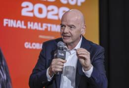 Ο Πρόεδρος της FIFA ταξιδεύει στην Κολομ