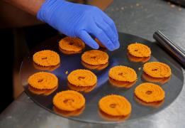 Γλυκά σνακ με φυτικά κύτταρα σε εργαστήρ