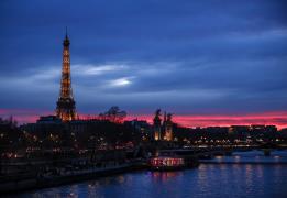 رئيس الجمهورية  يلتقي نظيره الفرنسي في ب