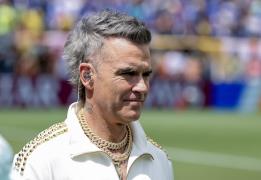 Μποτσέλι, Ρόμπι Γουίλιαμς και Village Pe