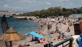 Γεμάτες οι παραλίες στην Αθήνα λόγω ζέστης