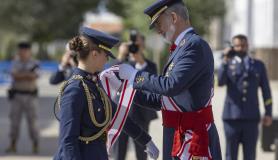 Ο Βασιλιάς της Ισπανίας παρασημοφορεί την θυγατέρα του