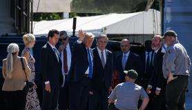 Ο Τραμπ επιθεωρεί τις εργασίες αποκατάστασης στον Λευκό Οίκο