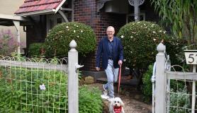 Ο Άντονι Αλμπανέζ ο 31ος πρωθυπουργός της Αυστραλίας με τον σκύλο του Toto