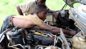 Τα αγόρια εκπαιδεύονται για να γίνουν μηχανικοί αυτοκινήτων στη Μονρόβια