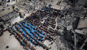 Παλαιστίνιοι προσεύχονται  στη Ράφα