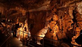 Εγκαίνια στο ανακαινισμένο σπήλαιο στα Πετράλωνα