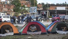 Οικογένειες πολιτικών κρατουμένων αναμένουν απελευθέρωσή τους στο Καράκας