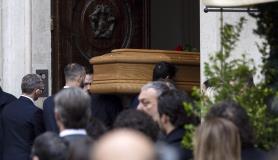 Σε λαϊκό προσκύνημα στη Ρώμη η σορός του σχεδιαστή Βαλεντίνο