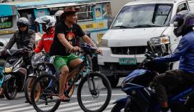 Το ποδήλατο επιλέγουν πολλοί πολίτες στις Φιλιππίνες εν μέσω αυξήσεων στα καύσιμα