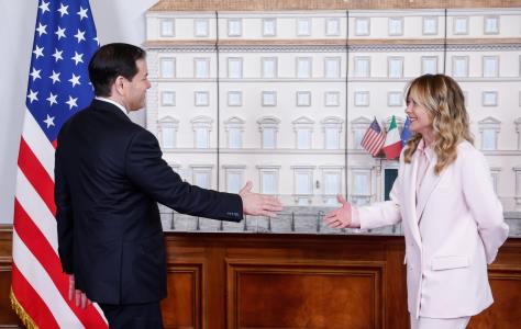Μελόνι: «Δεν έχω υιοθετήσει αντιαμερικαν