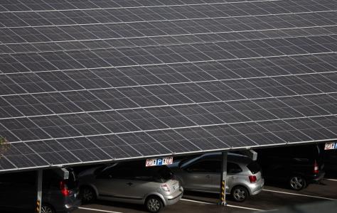 Στροφή σε ΑΠΕ και ηλεκτρική ενέργεια κατ