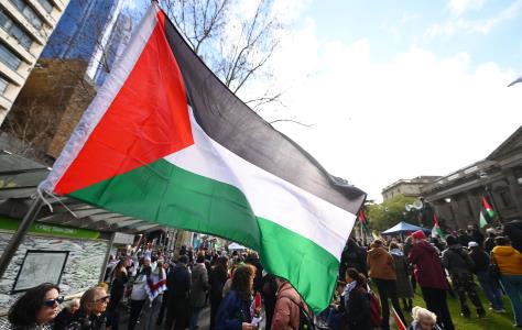 Πανό υπέρ της Παλαιστίνης στην οροφή του