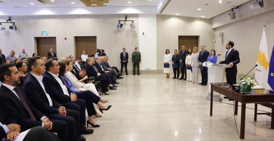 Μετά την τελετή διαβεβαίωσης πιάνουν δου