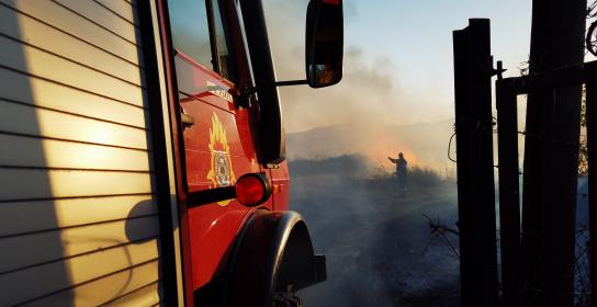 Ζημιές σε 12 οχήματα από πυρκαγιά σε συν