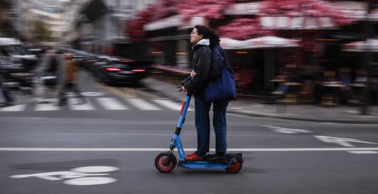 Νέες ρυθμίσεις για τα e-scooters, στα 17