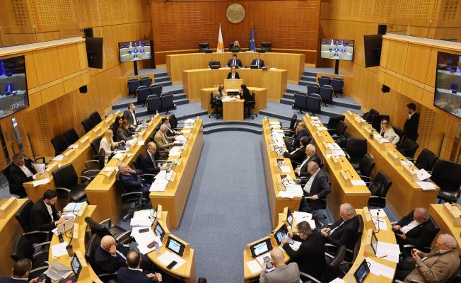 Πέντε αναπομπές νόμων στην Ολομέλεια την