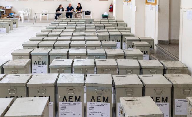 Οι αντιπρόσωποι υποψηφίων απαγορεύεται ν