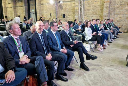 Vafeades ve Damianos Kıbrıs’ın hâlâ güvenli bir destinasyon olduğu mesajını verdiler