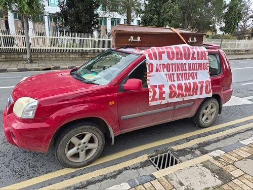 Με μαύρο φέρετρο έξω από το Προεδρικό οι κτηνοτρόφοι, επέδωσαν υπόμνημα  [ΒΙΝΤΕΟ]