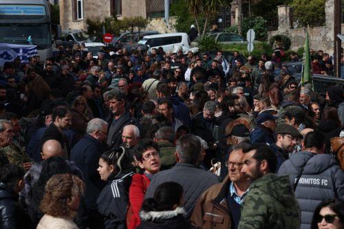 Αποκλεισμένο το λιμάνι στη Λέσβο από κτηνοτρόφους
