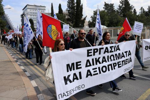 «Ίσα δικαιώματα, αξιοπρέπεια και αναγνώριση», αξιώνουν οι εργαζόμενοι στα υποστηρικτικά προγράμματα του ΥΠΑΝ