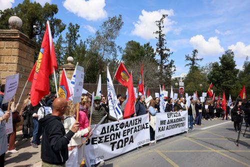Διαμαρτυρία εργαζομένων σε προγράμματα ΥΠΑΝ με πορεία προς το Προεδρικό