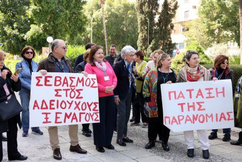 Πάταξη παράνομων ξεναγήσεων και επιτήρηση μνημείων ζητούν οι ξεναγοί