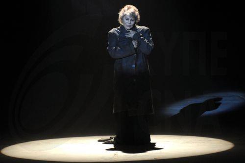 Σε λαϊκό προσκύνημα από το πρωί η σορός της αξεπέραστης Μαρινέλλας, μετά το μεσημέρι η κηδεία