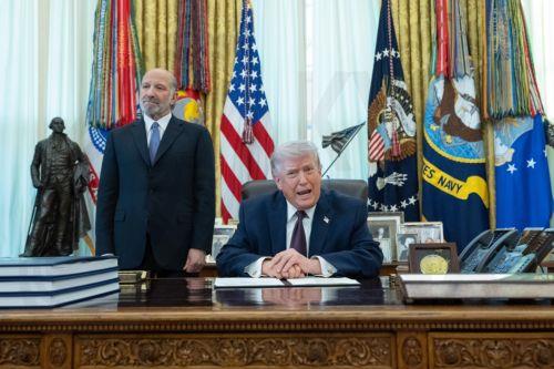 Δεν ξεκαθαρίζει ο Τραμπ πώς θα αντιδράσει για τον πιλότο του καταρριφθέντος μαχητικού στο Ιράν