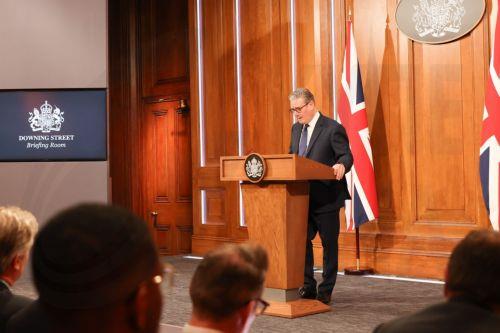 Χαιρετίζει συμφωνία για κατάπαυση πυρός ο Στάρμερ, συναντάται με ηγέτες χωρών Κόλπου