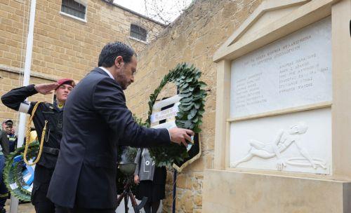 Με τρισάγιο και κατάθεση στεφάνων τίμησε τους ήρωες στα Φυλακισμένα Μνήματα η Πολιτεία