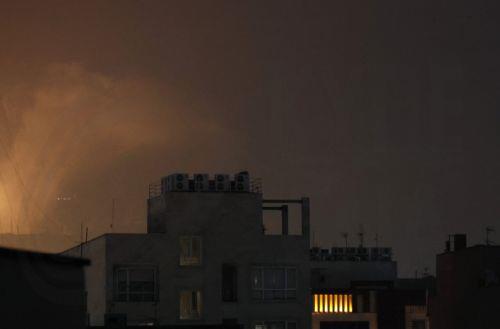 Νέο «κύμα» αεροπορικών βομβαρδισμών στο Ιράν, πύραυλοι κατά Ισραήλ
