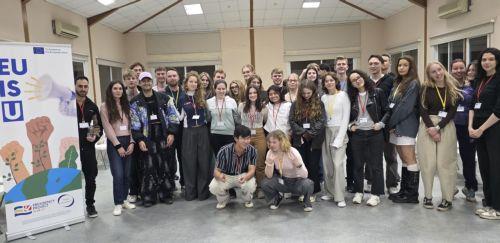 Υλοποίηση έργου EU is U για ενίσχυση νέων και δημοκρατίας από Youth Dynamics