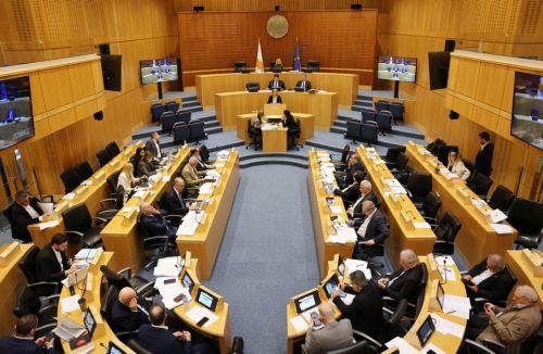 Ικανοποίηση ΟΕΛΜΕΚ για υπερψήφιση πρότασης νόμου για εκπαιδευτικούς αορίστου χρόνου