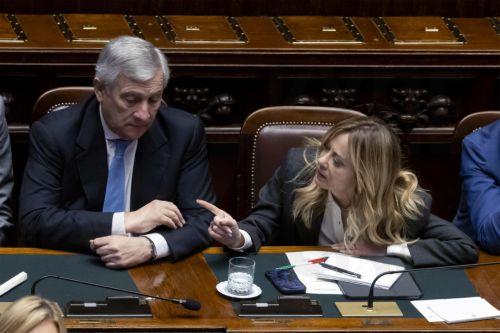 Διαμαρτυρία Μελόνι και Ταγιάνι για το βίντεο με τους κρατούμενους ακτιβιστές του στολίσκου