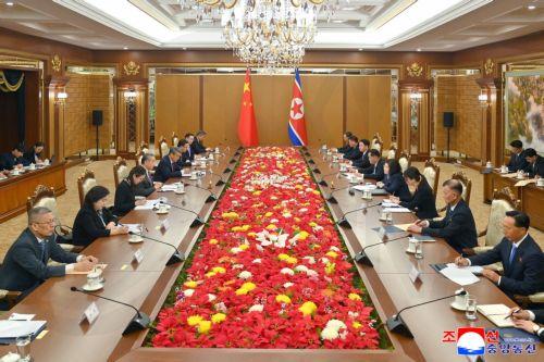 Να ενισχύσουν τον συντονισμό τους, είπε στον Κιμ Γιονγκ Ουν ο ΥΠΕΞ Κίνας