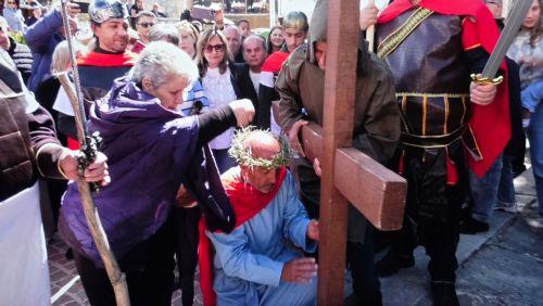 Αναβίωσε το έθιμο αναπαράστασης της μεταφοράς του Τιμίου Σταυρού στον Κάθηκα