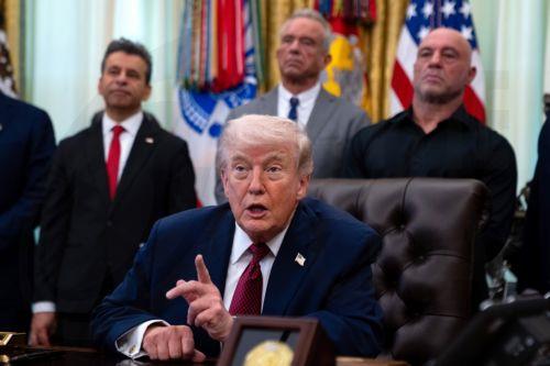 Ο Τραμπ μιλά για «μακρά διαδικασία» για να «ξεθαφτούν» τα αποθέματα εμπλουτισμένου ουρανίου του Ιράν