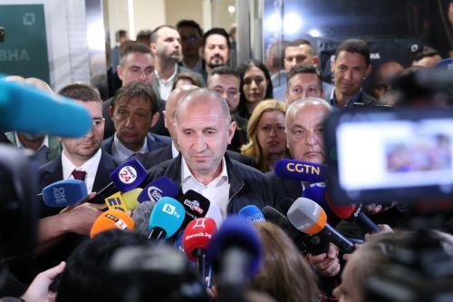 Ο ΓΓ ΝΑΤΟ επικοινώνησε με τον νικητή των βουλγαρικών εκλογών Ρούμεν Ράντεφ