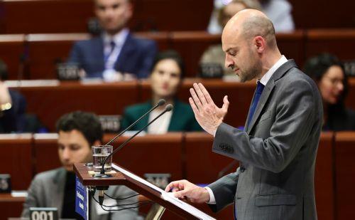 Καμία άρση κυρώσεων όσο τα στενά του Ορμούζ παραμένουν κλειστά, λέει ο Γάλλος ΥΠΕΞ