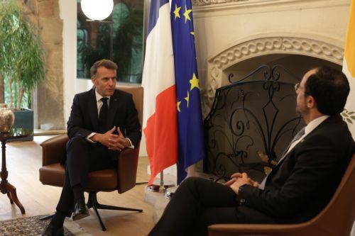 Σε εξέλιξη η συνάντηση ΠτΔ-Μακρόν